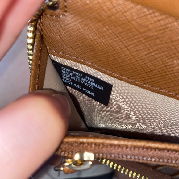 MICHAEL Michael Kors
Jet Set Large Flat Multifunction Phone Case Wallet - Picture 5 of 6